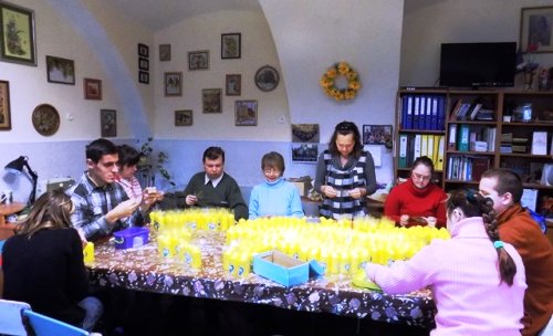 115 тисяч різдвяних свічок декорувала молодь з особливими потребами Карітасу Львова 115 тисяч різдвяних свічок декорувала молодь з особливими потребами Карітасу Львова
